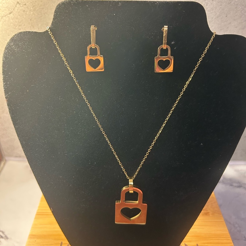 Source Unknown Gold Heart Padlock Necklace and Earring Set